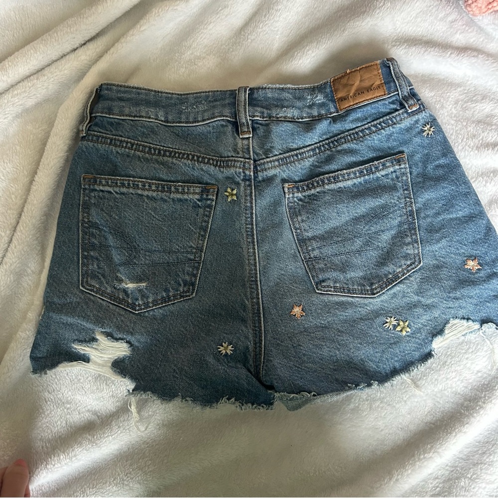 American Eagle Mom short with embroidered flowers - Picture 4 of 6